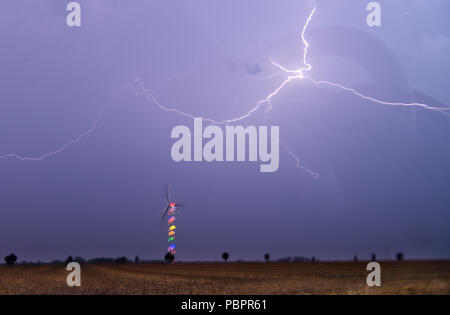 Sehnde, Deutschland. 28. Juli 2018. 28.07.2018, Deutschland, Sehnde: Blitze am Himmel über ein Feld in der Region Hannover. Gewitter mit starken Regen, Gewitter und Sturmböen fegen über Niedersachsen. Credit: Julian Stratenschulte/dpa/Alamy leben Nachrichten Stockfoto