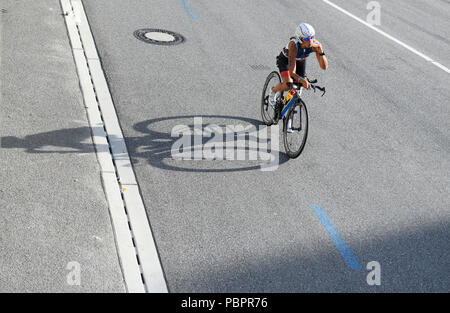 Hamburg, Deutschland. 29. Juli, 2018. Triathlon, Ironman World Series: ein triathlet selbst steeling beim reiten ihr Fahrrad. Credit: Daniel Reinhardt/dpa/Alamy leben Nachrichten Stockfoto