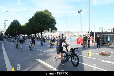 Hamburg, Deutschland. 29. Juli, 2018. Triathlon, Ironman World Series: Triathleten ihre Fahrräder durch den Übergangsbereich. Credit: Daniel Reinhardt/dpa/Alamy leben Nachrichten Stockfoto