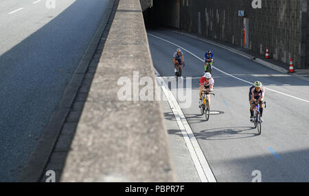 Hamburg, Deutschland. 29. Juli, 2018. Triathlon, Ironman World Series: triathleten Fahrrädern durch den Wallring Tunnel. Credit: Daniel Reinhardt/dpa/Alamy leben Nachrichten Stockfoto
