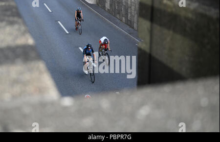 Hamburg, Deutschland. 29. Juli, 2018. Triathlon, Ironman World Series: triathleten Fahrrädern durch den Wallring Tunnel. Credit: Daniel Reinhardt/dpa/Alamy leben Nachrichten Stockfoto
