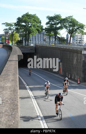 Hamburg, Deutschland. 29. Juli, 2018. Triathlon, Ironman World Series: triathleten Fahrrädern durch den Wallring Tunnel. Credit: Daniel Reinhardt/dpa/Alamy leben Nachrichten Stockfoto
