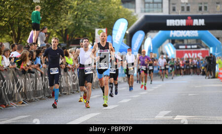 Hamburg, Deutschland. 29. Juli, 2018. Triathlon, Ironman World Series: Triathleten laufen über den Jungfernstieg kurz nach dem Start. Credit: Daniel Reinhardt/dpa/Alamy leben Nachrichten Stockfoto
