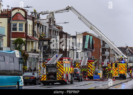 Eastern Esplanade, Southend On Sea, Essex, Großbritannien. Fünf Feuerwehrfahrzeuge, Krankenwagen und Polizei nahmen an einem Brand in Southend. Der Küste Straße war während der Incident geschlossen. Die Ursache des Feuers wurde berichtet, versehentlich sein, wegen Arbeiten durchgeführt. Stockfoto