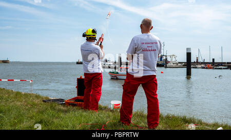 Wilhelmshaven, Deutschland. 29. Juli, 2018. Zwei Rettungsteams der Deutschen Gesellschaft zur Rettung Schiffbrüchiger (DGzRS) die Demonstration der Linie feuern Gerät für die Besucher. Credit: mohssen Assanimoghaddam/dpa/Alamy leben Nachrichten Stockfoto