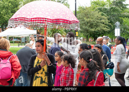 Warrington, Großbritannien, 29. Juli 2018. Warrington ethnischen Gemeinschaften Association (WECA) hielt seinen fünften jährlichen MELA Festival. Die üblichen Spaziergang vom Rathaus fand nicht statt wegen der nassen und windigen Wetter und die Veranstaltung, die in die Queen's Gardens in Palmyra Platz abgehalten worden sein sollten, in der Nähe der Innenstadt, wurde im Inneren der Parr Hall Gebäude geändert Stockfoto