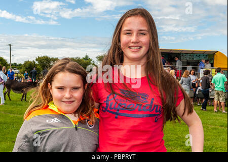 Schull, West Cork, Irland. 29. Juli, 2018. Schull Landwirtschaft zeigen ist unterwegs in der prallen Sonne mit Hunderten von Teilnehmern. Caitlin O'Reilly, Schull und Aisling O'Reilly, Enniskeane genossen die Show. Credit: Andy Gibson/Alamy Leben Nachrichten. Stockfoto