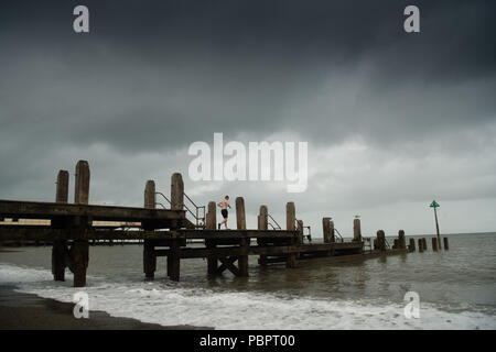 Aberystwyth Wales UK, Sonntag, den 29. Juli 2018 UK Wetter: grau, nass und bedeckt Sonntag am Meer in Aberystwyth auf der West Wales Küste, wie die lange Hitzeperiode schließlich bricht mit Gewitter und sintflutartige Regenfälle über viel des Landes Foto: Keith Morris/Alamy leben Nachrichten Stockfoto