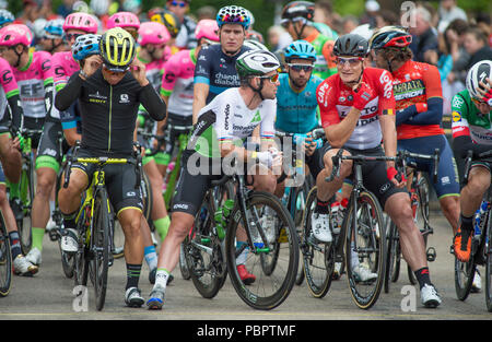 Horse Guards Parade, London, UK. 29. Juli, 2018. In Großbritannien ist nur Männer UCI Welttournee Rennen für Rennen starten in Central London mit Mark Cavendish von Dimension Data-Team an der Front im Gespräch mit Andre Greipel von Lotto Soudal. Credit: Malcolm Park/Alamy Leben Nachrichten. Stockfoto