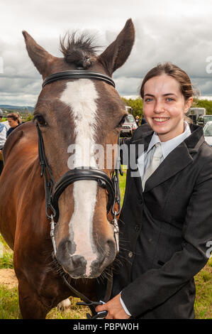 Schull, West Cork, Irland. 29. Juli, 2018. Schull Landwirtschaft zeigen ist unterwegs in der prallen Sonne mit Hunderten von Teilnehmern. Lucy O'Callaghan von Schull nahmen an der Show mit 'Oscar'. Credit: Andy Gibson/Alamy Leben Nachrichten. Stockfoto