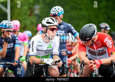 London, Großbritannien. Vom 29. Juli 2018. Mark Cavendish (Team Dimension Data) (C) Gespräche mit Andre Greipel (R), Team Lotto Soudal auf der Startlinie vor der aufsichtsrechtlichen Fahrt London-Surrey Classic, UCI Großbritanniens nur Männer Welttournee rennen und reichsten der Welt eines Tages klassischen Rennen. Beginnend in Horse Guards Parade, dem 183 km Rennen in eine Route rund um den Stadtrand von London in der Mall zu beenden. (Nur redaktionelle Nutzung) Credit: Stephen Chung/Alamy leben Nachrichten Stockfoto