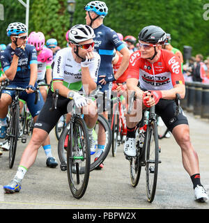 London, Großbritannien. Vom 29. Juli 2018. Mark Cavendish (Team Dimension Data) (C) Gespräche mit Andre Greipel (R), Team Lotto Soudal auf der Startlinie vor der aufsichtsrechtlichen Fahrt London-Surrey Classic, UCI Großbritanniens nur Männer Welttournee rennen und reichsten der Welt eines Tages klassischen Rennen. Beginnend in Horse Guards Parade, dem 183 km Rennen in eine Route rund um den Stadtrand von London in der Mall zu beenden. (Nur redaktionelle Nutzung) Credit: Stephen Chung/Alamy leben Nachrichten Stockfoto