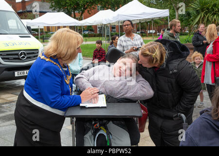 Warrington, Großbritannien, 29. Juli 2018. Vom 29. Juli 2018 - Warrington ethnischen Gemeinschaften Association (WECA) hielt seinen fünften jährlichen MELA Festival. Die üblichen Spaziergang vom Rathaus fand nicht statt wegen der nassen und windigen Wetter und die Veranstaltung, die in die Queen's Gardens in Palmyra Platz abgehalten worden sein sollten, in der Nähe der Innenstadt, wurde im Inneren der Parr Hall Gebäude geändert Stockfoto
