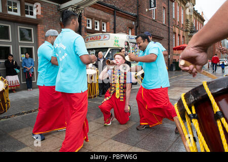 Warrington, Großbritannien, 29. Juli 2018. Vom 29. Juli 2018 - Warrington ethnischen Gemeinschaften Association (WECA) hielt seinen fünften jährlichen MELA Festival. Die üblichen Spaziergang vom Rathaus fand nicht statt wegen der nassen und windigen Wetter und die Veranstaltung, die in die Queen's Gardens in Palmyra Platz abgehalten worden sein sollten, in der Nähe der Innenstadt, wurde im Inneren der Parr Hall Gebäude geändert Stockfoto