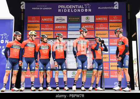 London, UK, 28. Juli 2018. Team Bahrain - Mérida an Reiter Präsentation während im Prudential RideLondon Surrey Classic 2018 am Sonntag, Juli 29, 2018, LONDON, England: Foto: Taka G Wu Stockfoto