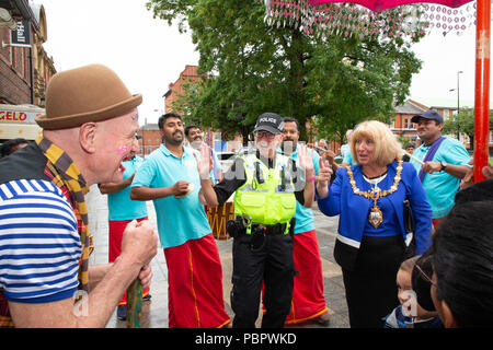 Warrington, Großbritannien, 29. Juli 2018. Vom 29. Juli 2018 - Warrington ethnischen Gemeinschaften Association (WECA) hielt seinen fünften jährlichen MELA Festival. Die üblichen Spaziergang vom Rathaus fand nicht statt wegen der nassen und windigen Wetter und die Veranstaltung, die in die Queen's Gardens in Palmyra Platz abgehalten worden sein sollten, in der Nähe der Innenstadt, wurde im Inneren der Parr Hall Gebäude geändert Stockfoto