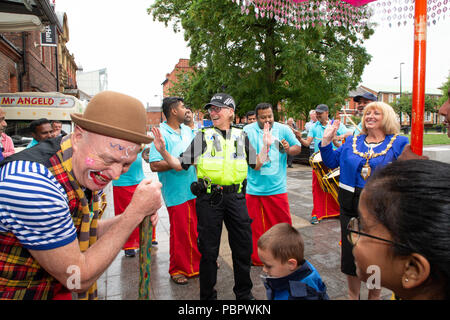 Warrington, Großbritannien, 29. Juli 2018. Vom 29. Juli 2018 - Warrington ethnischen Gemeinschaften Association (WECA) hielt seinen fünften jährlichen MELA Festival. Die üblichen Spaziergang vom Rathaus fand nicht statt wegen der nassen und windigen Wetter und die Veranstaltung, die in die Queen's Gardens in Palmyra Platz abgehalten worden sein sollten, in der Nähe der Innenstadt, wurde im Inneren der Parr Hall Gebäude geändert Stockfoto