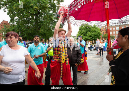 Warrington, Großbritannien, 29. Juli 2018. Vom 29. Juli 2018 - Warrington ethnischen Gemeinschaften Association (WECA) hielt seinen fünften jährlichen MELA Festival. Die üblichen Spaziergang vom Rathaus fand nicht statt wegen der nassen und windigen Wetter und die Veranstaltung, die in die Queen's Gardens in Palmyra Platz abgehalten worden sein sollten, in der Nähe der Innenstadt, wurde im Inneren der Parr Hall Gebäude geändert Stockfoto