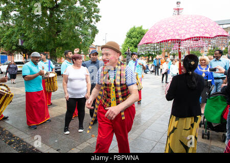 Warrington, Großbritannien, 29. Juli 2018. Vom 29. Juli 2018 - Warrington ethnischen Gemeinschaften Association (WECA) hielt seinen fünften jährlichen MELA Festival. Die üblichen Spaziergang vom Rathaus fand nicht statt wegen der nassen und windigen Wetter und die Veranstaltung, die in die Queen's Gardens in Palmyra Platz abgehalten worden sein sollten, in der Nähe der Innenstadt, wurde im Inneren der Parr Hall Gebäude geändert Stockfoto