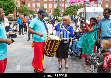 Warrington, Großbritannien, 29. Juli 2018. Vom 29. Juli 2018 - Warrington ethnischen Gemeinschaften Association (WECA) hielt seinen fünften jährlichen MELA Festival. Die üblichen Spaziergang vom Rathaus fand nicht statt wegen der nassen und windigen Wetter und die Veranstaltung, die in die Queen's Gardens in Palmyra Platz abgehalten worden sein sollten, in der Nähe der Innenstadt, wurde im Inneren der Parr Hall Gebäude geändert Stockfoto