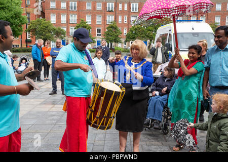 Warrington, Großbritannien, 29. Juli 2018. Vom 29. Juli 2018 - Warrington ethnischen Gemeinschaften Association (WECA) hielt seinen fünften jährlichen MELA Festival. Die üblichen Spaziergang vom Rathaus fand nicht statt wegen der nassen und windigen Wetter und die Veranstaltung, die in die Queen's Gardens in Palmyra Platz abgehalten worden sein sollten, in der Nähe der Innenstadt, wurde im Inneren der Parr Hall Gebäude geändert Stockfoto