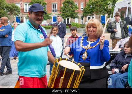 Warrington, Großbritannien, 29. Juli 2018. Vom 29. Juli 2018 - Warrington ethnischen Gemeinschaften Association (WECA) hielt seinen fünften jährlichen MELA Festival. Die üblichen Spaziergang vom Rathaus fand nicht statt wegen der nassen und windigen Wetter und die Veranstaltung, die in die Queen's Gardens in Palmyra Platz abgehalten worden sein sollten, in der Nähe der Innenstadt, wurde im Inneren der Parr Hall Gebäude geändert Stockfoto