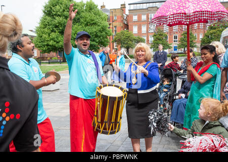 Warrington, Großbritannien, 29. Juli 2018. Vom 29. Juli 2018 - Warrington ethnischen Gemeinschaften Association (WECA) hielt seinen fünften jährlichen MELA Festival. Die üblichen Spaziergang vom Rathaus fand nicht statt wegen der nassen und windigen Wetter und die Veranstaltung, die in die Queen's Gardens in Palmyra Platz abgehalten worden sein sollten, in der Nähe der Innenstadt, wurde im Inneren der Parr Hall Gebäude geändert Stockfoto