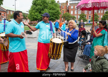 Warrington, Großbritannien, 29. Juli 2018. Vom 29. Juli 2018 - Warrington ethnischen Gemeinschaften Association (WECA) hielt seinen fünften jährlichen MELA Festival. Die üblichen Spaziergang vom Rathaus fand nicht statt wegen der nassen und windigen Wetter und die Veranstaltung, die in die Queen's Gardens in Palmyra Platz abgehalten worden sein sollten, in der Nähe der Innenstadt, wurde im Inneren der Parr Hall Gebäude geändert Stockfoto