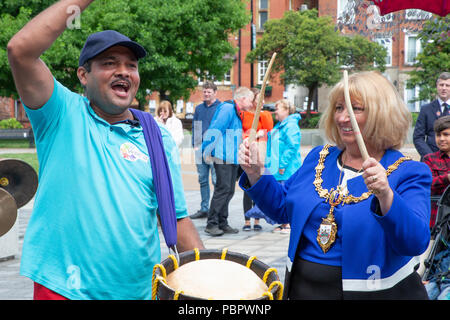 Warrington, Großbritannien, 29. Juli 2018. Vom 29. Juli 2018 - Warrington ethnischen Gemeinschaften Association (WECA) hielt seinen fünften jährlichen MELA Festival. Die üblichen Spaziergang vom Rathaus fand nicht statt wegen der nassen und windigen Wetter und die Veranstaltung, die in die Queen's Gardens in Palmyra Platz abgehalten worden sein sollten, in der Nähe der Innenstadt, wurde im Inneren der Parr Hall Gebäude geändert Stockfoto