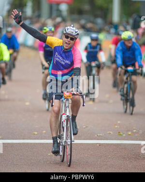 Die Mall, London, UK. 29. Juli, 2018. Bewunderer und Club Radfahrer an der London-Surrey 100 und 40 sechs Rennen geben Sie die Ziellinie auf der Mall, um 16.00 Uhr, wie die professionellen Rennen seinen Weg durch Surrey macht. Credit: Malcolm Park/Alamy Leben Nachrichten. Stockfoto