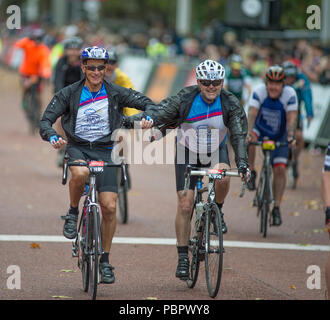 Die Mall, London, UK. 29. Juli, 2018. Bewunderer und Club Radfahrer an der London-Surrey 100 und 40 sechs Rennen geben Sie die Ziellinie auf der Mall, um 16.00 Uhr, wie die professionellen Rennen seinen Weg durch Surrey macht. Credit: Malcolm Park/Alamy Leben Nachrichten. Stockfoto