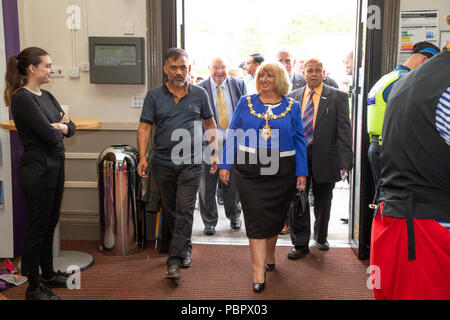 Warrington, Großbritannien, 29. Juli 2018. Vom 29. Juli 2018 - Warrington ethnischen Gemeinschaften Association (WECA) hielt seinen fünften jährlichen MELA Festival. Die üblichen Spaziergang vom Rathaus fand nicht statt wegen der nassen und windigen Wetter und die Veranstaltung, die in die Queen's Gardens in Palmyra Platz abgehalten worden sein sollten, in der Nähe der Innenstadt, wurde im Inneren der Parr Hall Gebäude geändert Stockfoto