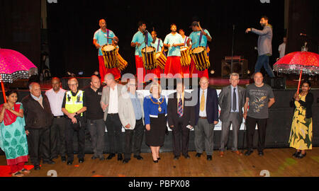 Warrington, Großbritannien, 29. Juli 2018. Vom 29. Juli 2018 - Warrington ethnischen Gemeinschaften Association (WECA) hielt seinen fünften jährlichen MELA Festival. Die üblichen Spaziergang vom Rathaus fand nicht statt wegen der nassen und windigen Wetter und die Veranstaltung, die in die Queen's Gardens in Palmyra Platz abgehalten worden sein sollten, in der Nähe der Innenstadt, wurde im Inneren der Parr Hall Gebäude geändert Stockfoto