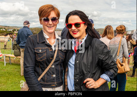 Schull, West Cork, Irland. 29. Juli, 2018. Schull Landwirtschaft zeigen ist unterwegs in der prallen Sonne mit Hunderten von Teilnehmern. Beauty & Fashion Journalist und TV-Moderator Triona McCarthy die besten gekleideten Dame und den Herrn auf der Messe beurteilt und ist dargestellt mit Wettbewerb Sponsor, Miriam Pyburn von barnetts von Schull. Credit: Andy Gibson/Alamy Leben Nachrichten. Stockfoto