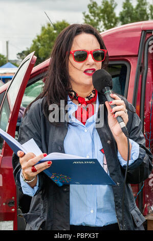 Schull, West Cork, Irland. 29. Juli, 2018. Schull Landwirtschaft zeigen ist unterwegs in der prallen Sonne mit Hunderten von Teilnehmern. Beauty & Fashion Journalist und TV-Moderator Triona McCarthy die besten gekleideten Dame und den Herrn auf der Messe beurteilt. Credit: Andy Gibson/Alamy Leben Nachrichten. Stockfoto