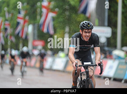 London, UK, 29. Juli 2018. Prudential Fahrt London-Surrey 100. Reiter die Mall im Regen am Ende der London - Surrey 100, die sieht 26.000 amateur Radfahrer auf eine Cycling Challenge wie kein anderer durch London und Surrey Nehmen auf einer ähnlichen Route wie die 2012 in London olympische Straßenrennen, als Teil des aufsichtsrechtlichen RideLondon Festival der Radfahren Wochenende. @ David Rebhuhn/Alamy leben Nachrichten Stockfoto