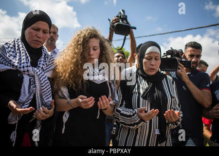 Palästinensische Aktivist Ahed Tamimi (C) Besuche das Mausoleum des ehemaligen Palästinenserführer Jassir Arafat, mit ihrer Mutter Nariman (R), nach ihrer Freilassung aus einem israelischen Gefängnis, wo Sie eine Strafe von acht Monaten für Slapping ein israelischer Soldat in der West Bank Stadt Ramallah, 29. Juli 2018 angeboten. Foto: Ilia Yefimovich/dpa Stockfoto