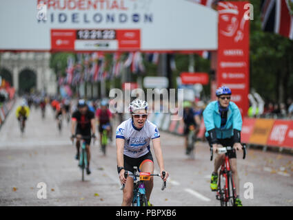 London, UK, 29. Juli 2018. Prudential Fahrt London-Surrey 100. Reiter die Mall am Ende der London - Surrey 100, die sieht 26.000 amateur Radfahrer auf eine Cycling Challenge wie kein anderer durch London und Surrey Nehmen auf einer ähnlichen Route wie die 2012 in London olympische Straßenrennen, als Teil des aufsichtsrechtlichen RideLondon Festival der Radfahren Wochenende. @ David Rebhuhn/Alamy leben Nachrichten Stockfoto