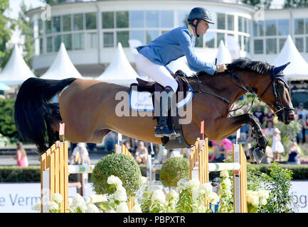 Berlin, Deutschland. 27. Juli 2018. Im Reitsport/Springen: Global Champions Tour: Christian Ahlmann und Ailina Sprung über ein Hindernis bei der Berliner Meisterschaften. Quelle: Britta Pedersen/dpa-Zentralbild/dpa/Alamy leben Nachrichten Stockfoto