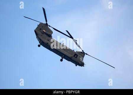 Sunderland, Großbritannien, 28. Juli 2018. Eine Boeing CH-47-Hubschrauber in Sunderland International Airshow in Sunderland, England zu fliegen. Der Hubschrauber wird von der Royal Air Force betrieben. Credit: Stuart Forster/Alamy leben Nachrichten Stockfoto