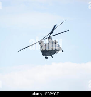 Sunderland, Großbritannien, 28. Juli 2018. Eine Boeing CH-47-Hubschrauber in Sunderland International Airshow in Sunderland, England zu fliegen. Der Hubschrauber wird von der Royal Air Force betrieben. Credit: Stuart Forster/Alamy leben Nachrichten Stockfoto