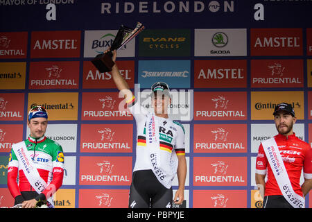 London, Großbritannien. 29. Juli, 2018. Pascal Ackermann Der Bora-Hansgrohe Team feiert den Gewinn der aufsichtsrechtlichen Fahrt London-Surrey Classic mit Elia Viviani (l) der Quick-Step Böden, die zweite und Giacomo Nizzolo (r) Der Trek-Segafredo Team, beendete dritte beendet. Stockfoto