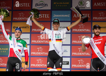 London, Großbritannien. 29. Juli, 2018. Pascal Ackermann Der Bora-Hansgrohe Team feiert den Gewinn der aufsichtsrechtlichen Fahrt London-Surrey Classic mit Elia Viviani (l) der Quick-Step Böden, die zweite und Giacomo Nizzolo (r) Der Trek-Segafredo Team, beendete dritte beendet. Stockfoto