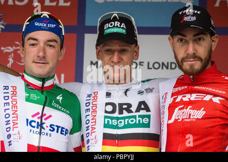 London, Großbritannien. 29. Juli, 2018. Pascal Ackermann Der Bora-Hansgrohe Team feiert den Gewinn der aufsichtsrechtlichen Fahrt London-Surrey Classic mit Elia Viviani (l) der Quick-Step Böden, die zweite und Giacomo Nizzolo (r) Der Trek-Segafredo Team, beendete dritte beendet. Stockfoto