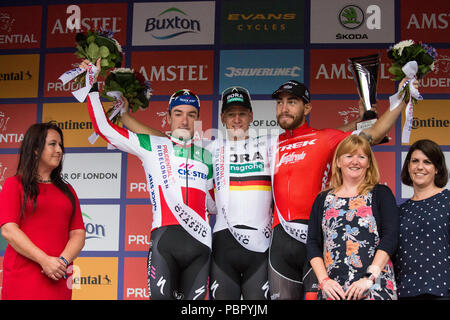 London, Großbritannien. 29. Juli, 2018. Pascal Ackermann Der Bora-Hansgrohe Team feiert den Gewinn der aufsichtsrechtlichen Fahrt London-Surrey Classic mit Elia Viviani (l) der Quick-Step Böden, die zweite und Giacomo Nizzolo (r) Der Trek-Segafredo Team, beendete dritte beendet. Stockfoto