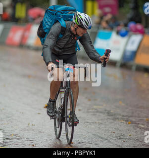 Die Mall, London, UK. 29. Juli, 2018. Radfahrer, die sich an der London-Surrey 100 und 46 Rennen geben Sie die Zielgerade bei nassem Wetter nach Wochen der Hitzewelle. Credit: Malcolm Park/Alamy Leben Nachrichten. Stockfoto