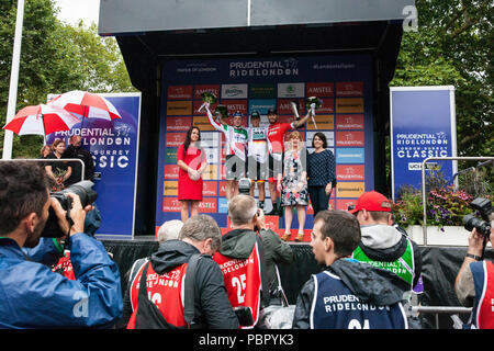 London, Großbritannien. 29. Juli, 2018. Pascal Ackermann Der Bora-Hansgrohe Team feiert den Gewinn der aufsichtsrechtlichen Fahrt London-Surrey Classic mit Elia Viviani (l) der Quick-Step Böden, die zweite und Giacomo Nizzolo (r) Der Trek-Segafredo Team, beendete dritte beendet. Stockfoto