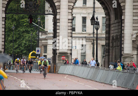 Die Mall, London, UK. 29. Juli, 2018. Radfahrer, die sich an der London-Surrey 100 und 46 Rennen geben Sie die Zielgerade bei nassem Wetter nach Wochen der Hitzewelle. Credit: Malcolm Park/Alamy Leben Nachrichten. Stockfoto