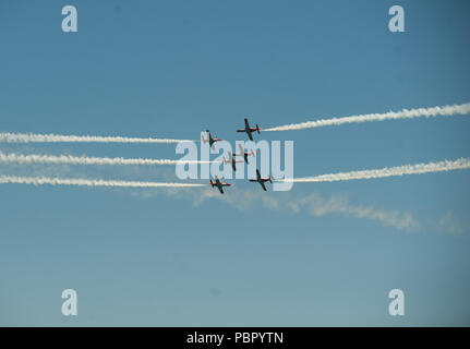 Malaga, Spanien. 29. Juli, 2018. Team Mitglieder der Spanischen Luftwaffe' Patrulla Aguila" durchführen: Die Luft während der 2018 Torre del Mar International Air Festival in Torre del Mar, in der Nähe von Malaga. Die 2018 Torre del Mar International Air Festival wird am 27., 28. und 29. Juli und zieht über 300.000 Zuschauer. Credit: Jesus Merida/SOPA Images/ZUMA Draht/Alamy leben Nachrichten Stockfoto