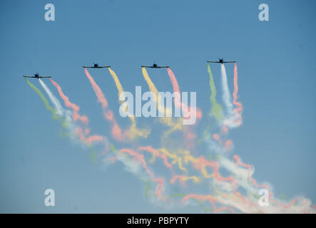 Malaga, Spanien. 29. Juli, 2018. Eine Gruppe von Flugzeugen durchführen auf der Luft während der 2018 Torre del Mar International Air Festival in Torre del Mar, in der Nähe von Malaga. Die 2018 Torre del Mar International Air Festival am 27., 28. und 29. Juli bereitgestellt wird, zieht über 300.000 Zuschauer. Credit: Jesus Merida/SOPA Images/ZUMA Draht/Alamy leben Nachrichten Stockfoto